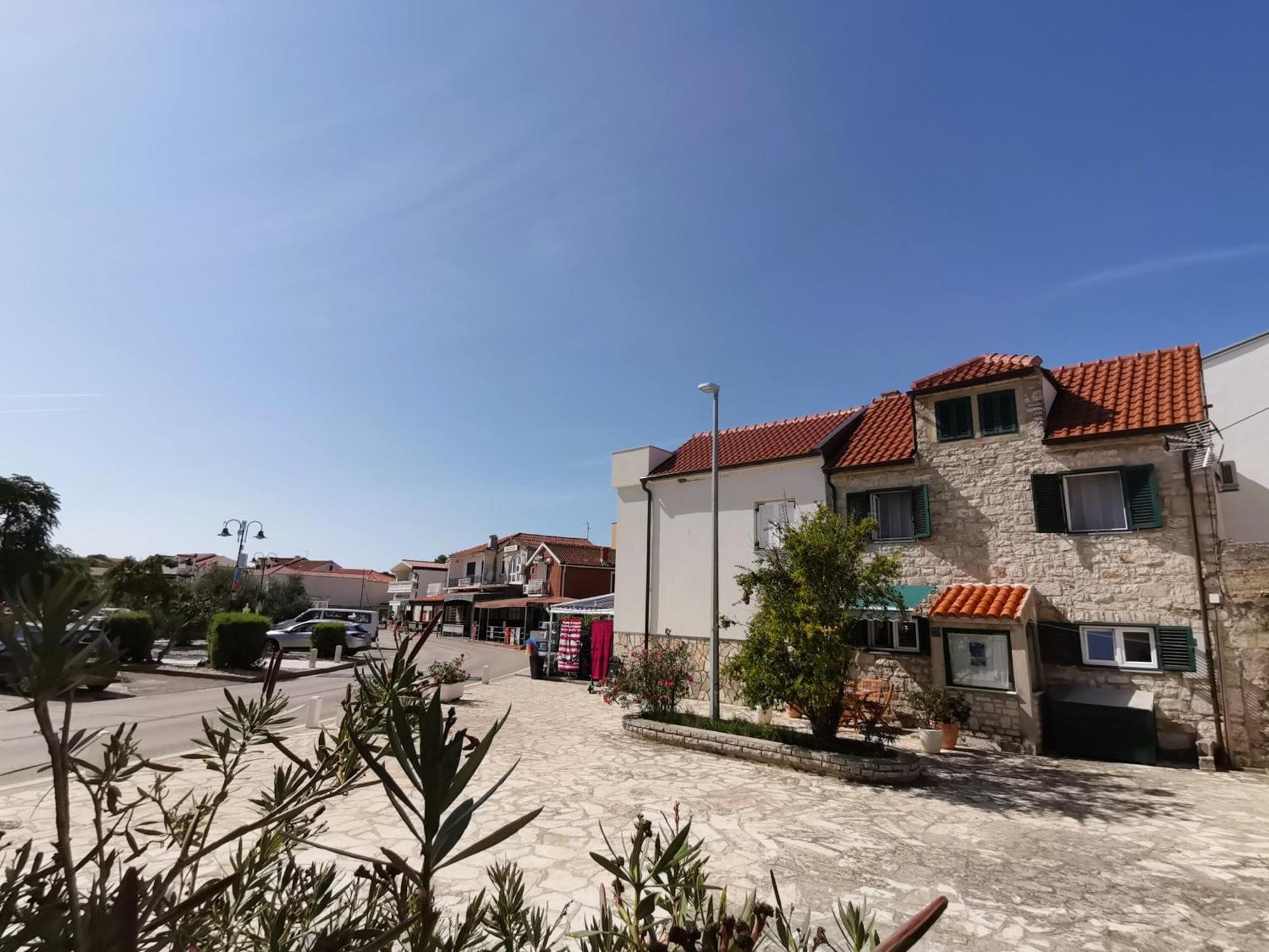 Charming Traditional Townhouse - Holiday Home Kata Jezera Exterior foto