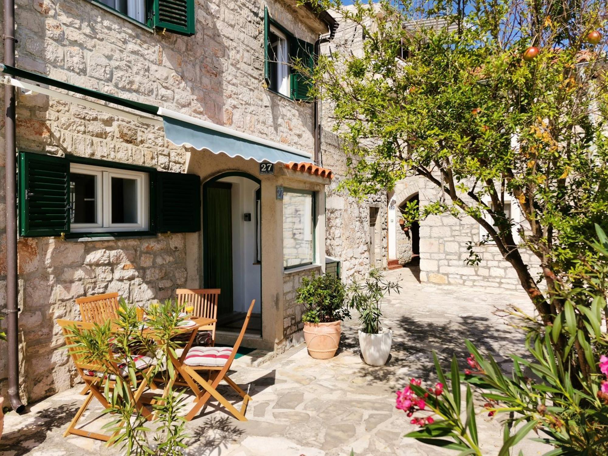 Charming Traditional Townhouse - Holiday Home Kata Jezera Exterior foto