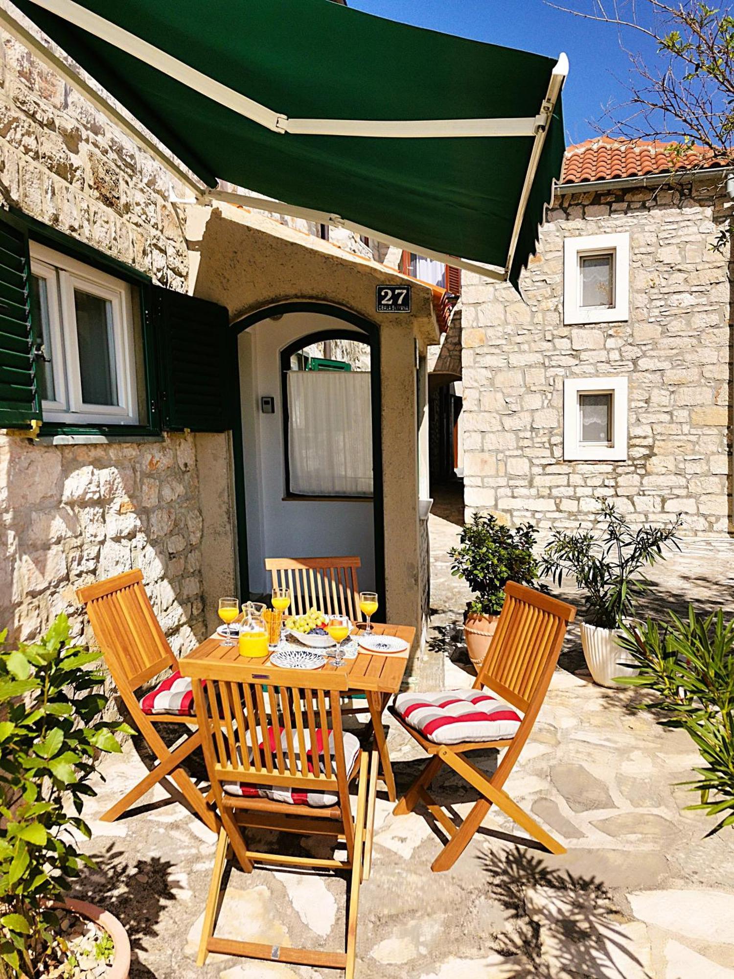 Charming Traditional Townhouse - Holiday Home Kata Jezera Exterior foto